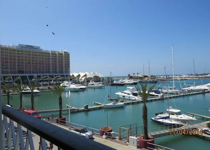 Marina De *