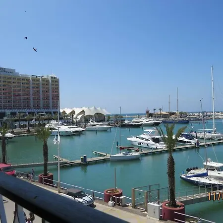 Marina De *